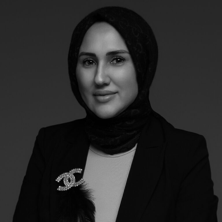 Elif ES in Season 36: Renowned Photographer Specializing in Newborn, Family, and Wedding Photography